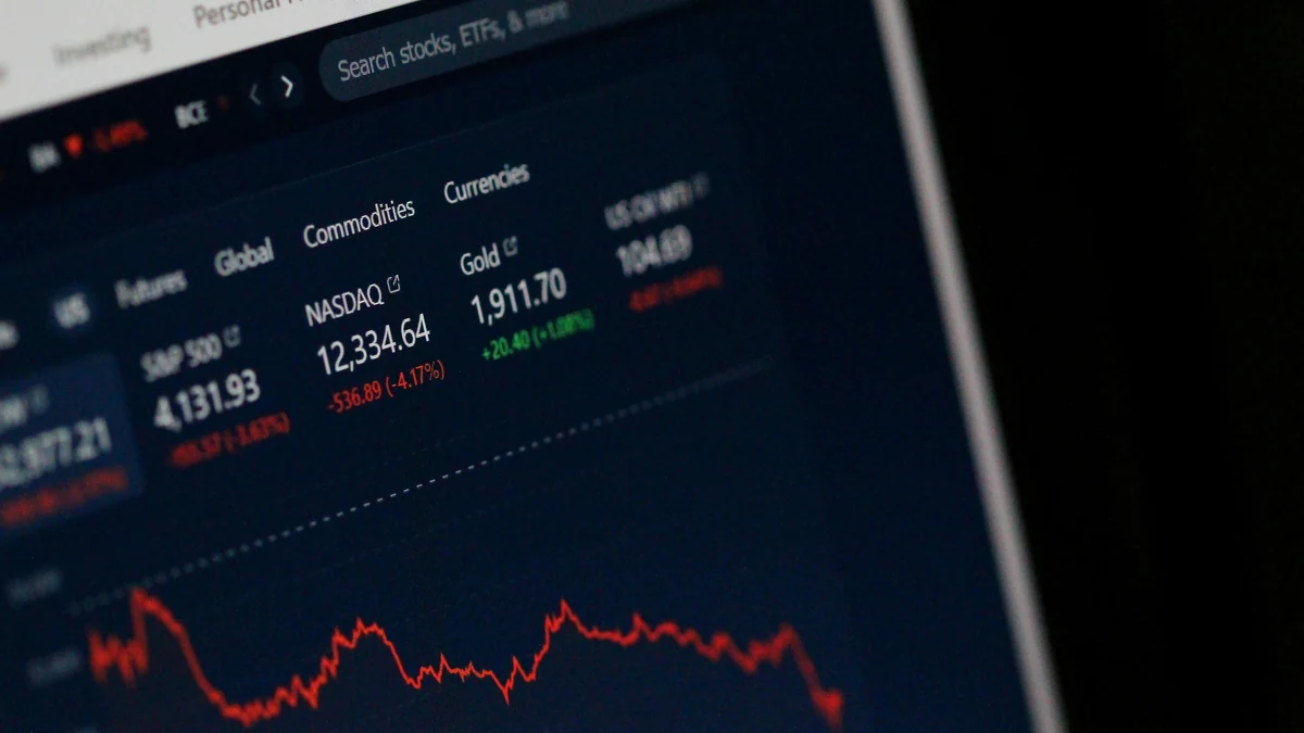Financial market screen showing a commodities section, gold price data and a price chart.