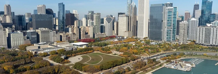 Chicago skyline, Grant Park and the Lake Michigan shoreline.
