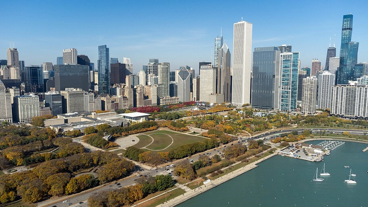 Chicago skyline, Grant Park and the Lake Michigan shoreline.