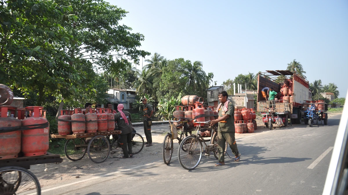 LPG cylinders being distributed along Kalyani Expressway in West Bengal, India.