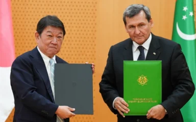 Japanese Foreign Minister Toshimitsu Motegi and Turkmen Foreign Minister Rashid Meredov hold signed cooperation documents in Ashgabat.