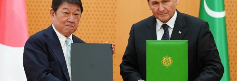Japanese Foreign Minister Toshimitsu Motegi and Turkmen Foreign Minister Rashid Meredov hold signed cooperation documents in Ashgabat.