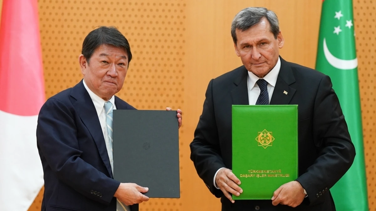 Japanese Foreign Minister Toshimitsu Motegi and Turkmen Foreign Minister Rashid Meredov hold signed cooperation documents in Ashgabat.