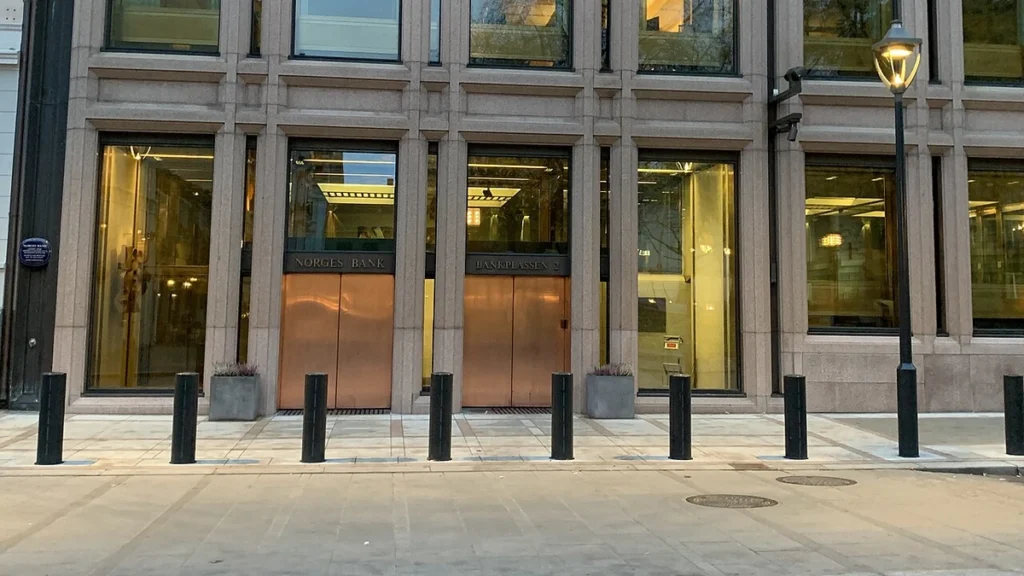Entrance to Norges Bank headquarters at Bankplassen 2 in Oslo.