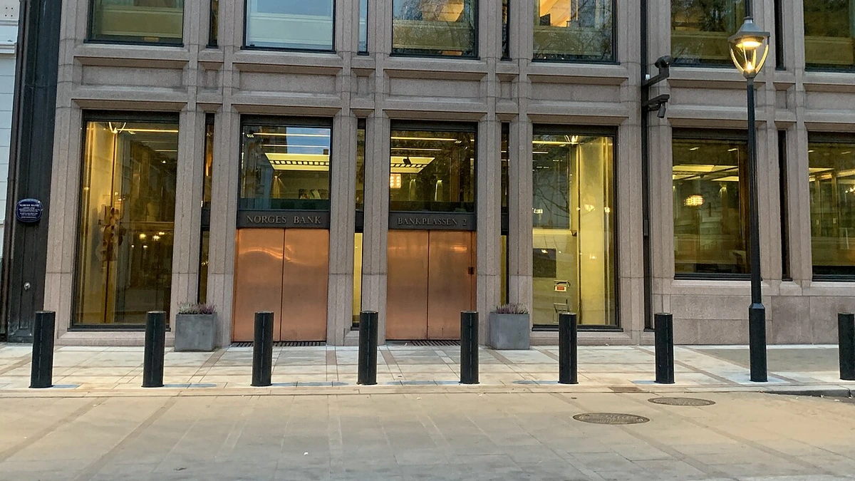 Entrance to Norges Bank headquarters at Bankplassen 2 in Oslo.