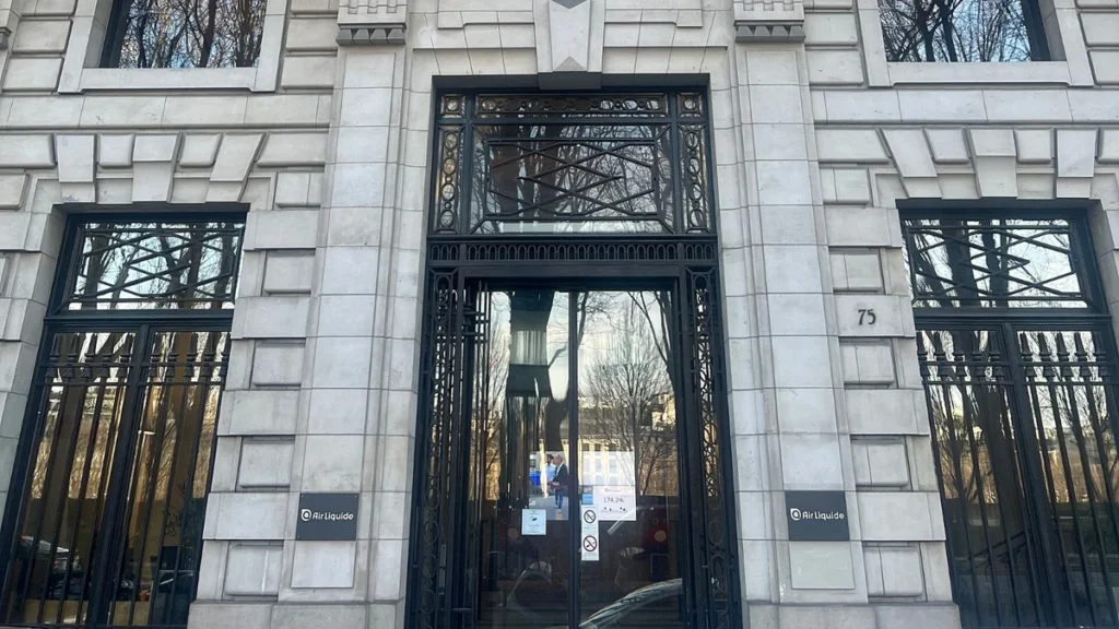 Entrance and facade of Air Liquide headquarters at 75 quai d’Orsay in Paris.