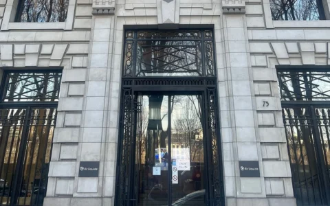 Entrance and facade of Air Liquide headquarters at 75 quai d’Orsay in Paris.