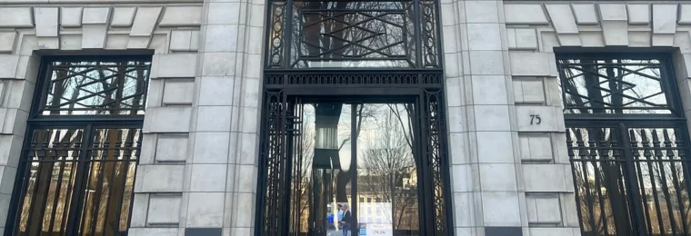 Entrance and facade of Air Liquide headquarters at 75 quai d’Orsay in Paris.