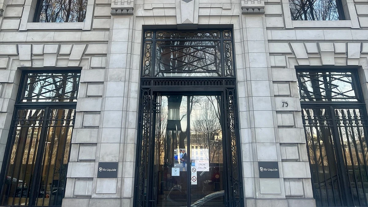 Entrance and facade of Air Liquide headquarters at 75 quai d’Orsay in Paris.