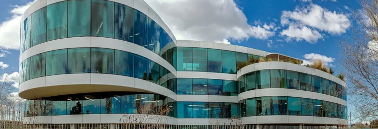 Grenergy corporate building in Madrid with the company's name on the facade.