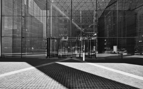 Entrance to 155 North Wacker in Chicago, where Monroe Capital is headquartered.