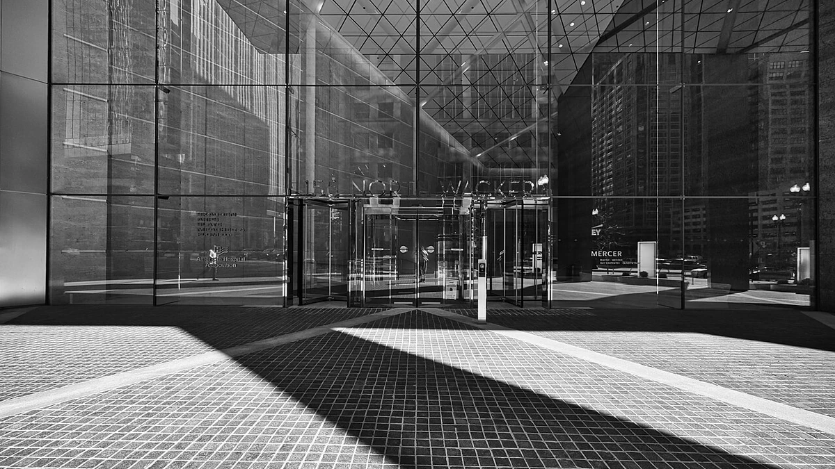Entrance to 155 North Wacker in Chicago, where Monroe Capital is headquartered.