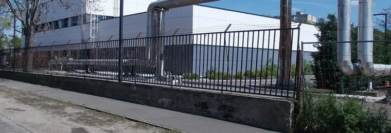 Industrial facility and cooling pipework at a Budapest site with Vertiv Liebert HPC air-cooled liquid chillers.