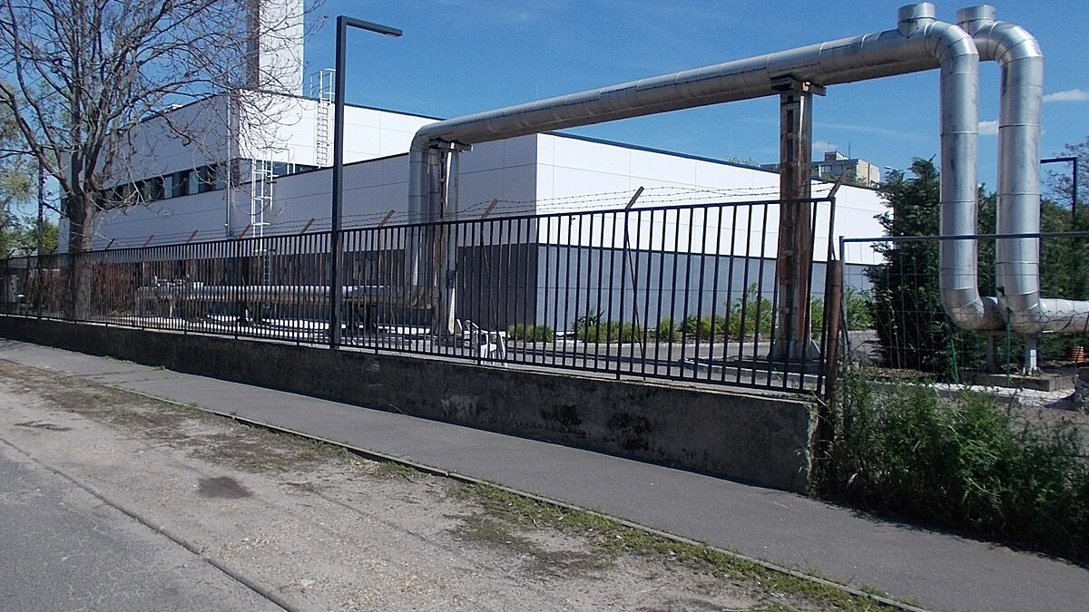 Industrial facility and cooling pipework at a Budapest site with Vertiv Liebert HPC air-cooled liquid chillers.