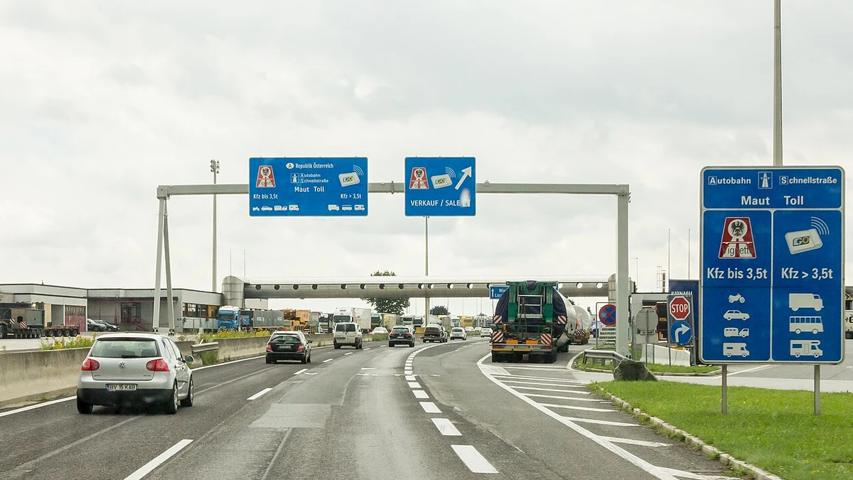 Vehicles approaching the Austria-Germany motorway border near Suben, with signs for vignette and electronic tolls.