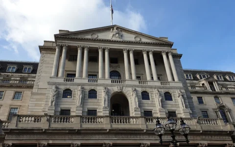 Front facade of the Bank of England building in London, with stone columns and sculptures.