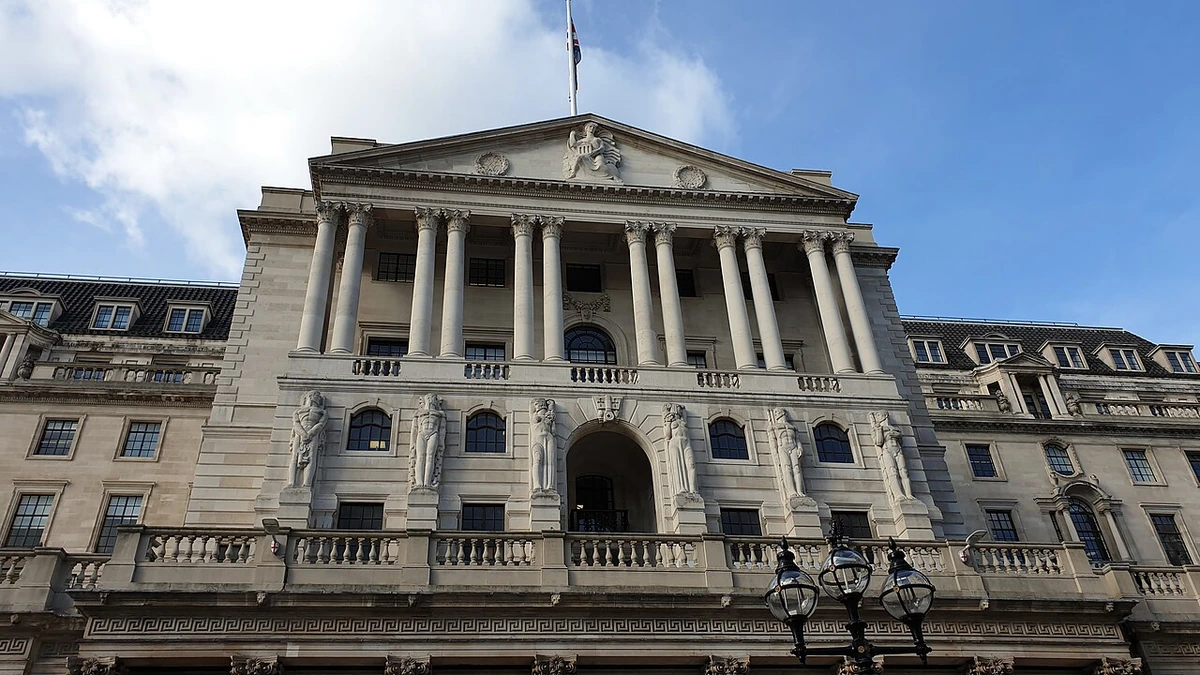 Front facade of the Bank of England building in London, with stone columns and sculptures.