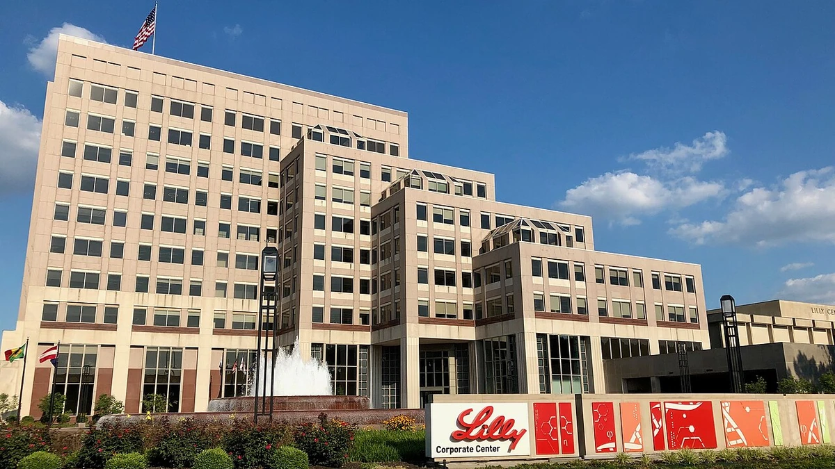 Eli Lilly Corporate Center headquarters building and Lilly sign in Indianapolis, Indiana.