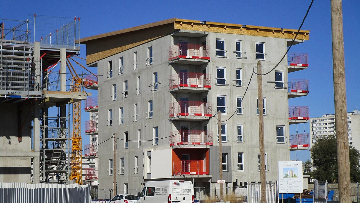 A 22-apartment social-housing building under construction with adjacent scaffolding in Tours, France.