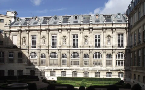 Courtyard and stone façade of the Hôtel de Toulouse, home of the Banque de France in Paris.