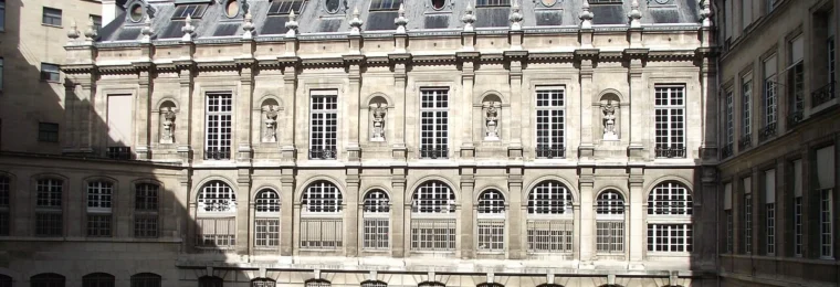 Courtyard and stone façade of the Hôtel de Toulouse, home of the Banque de France in Paris.