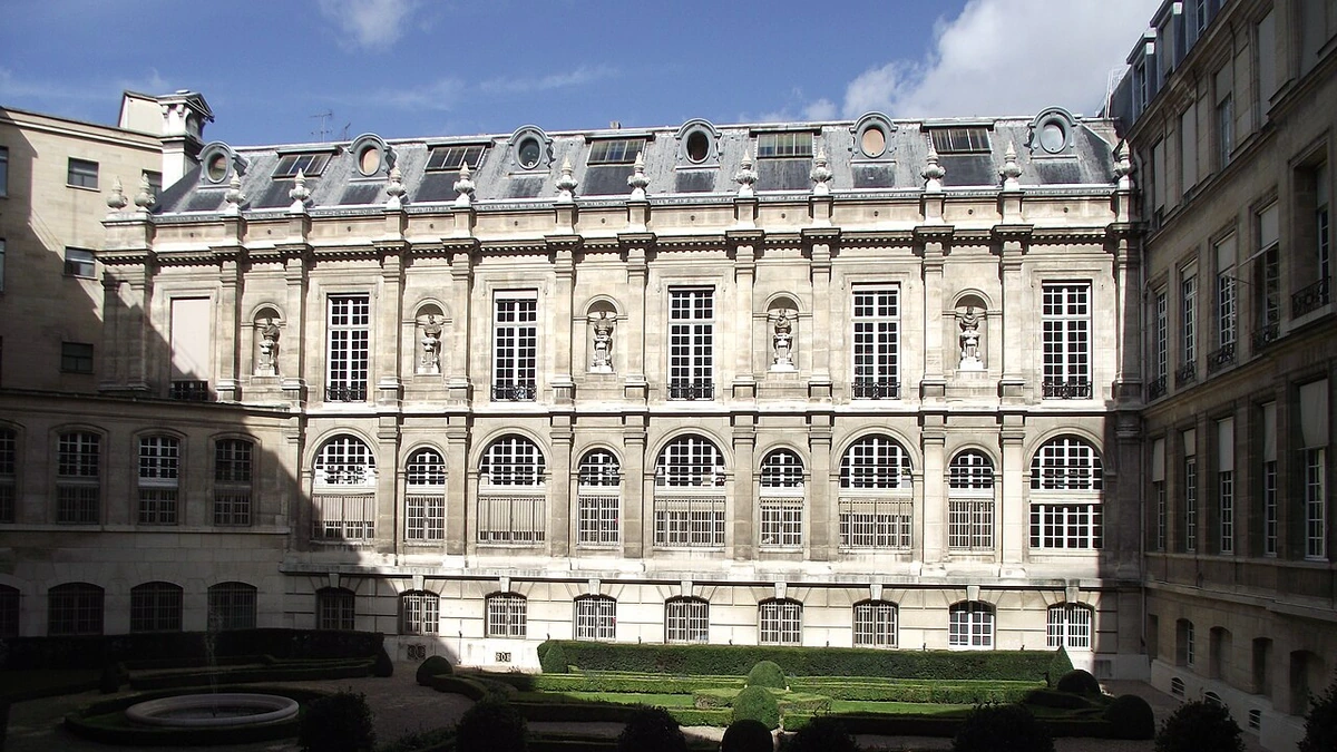 Courtyard and stone façade of the Hôtel de Toulouse, home of the Banque de France in Paris.