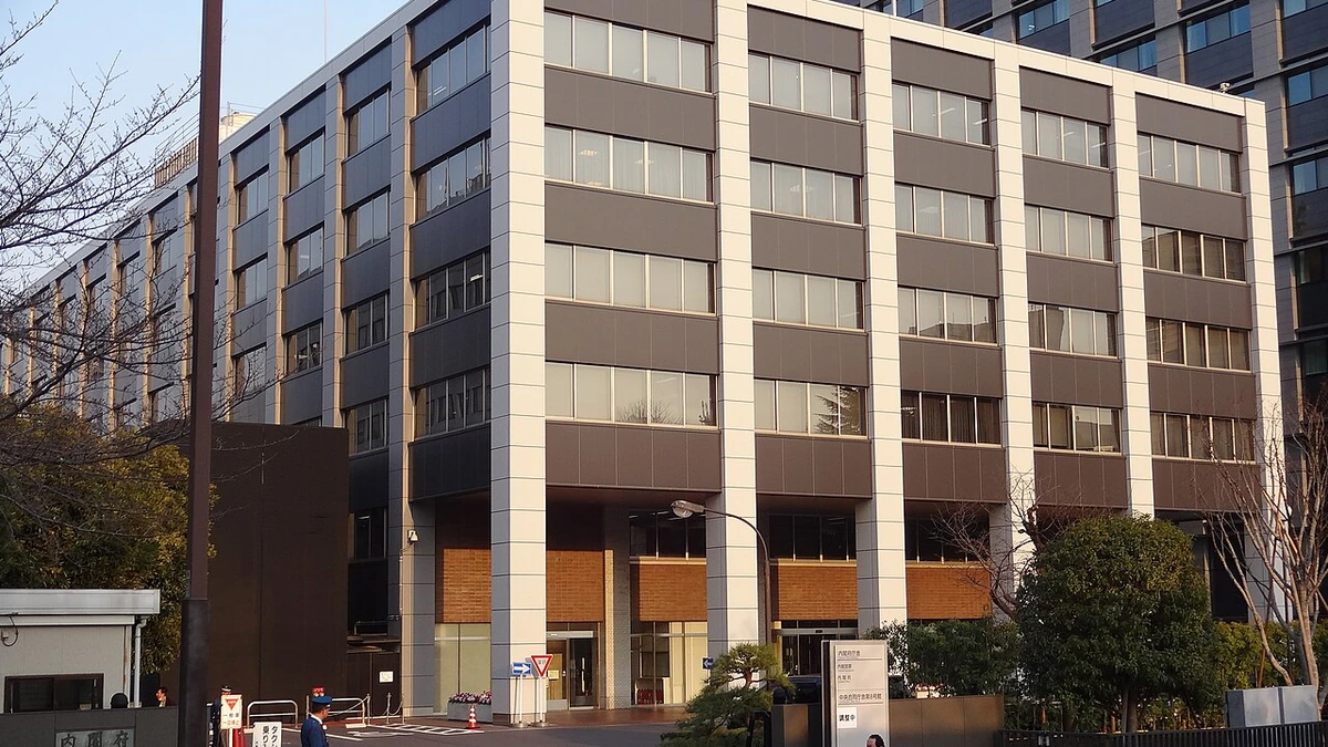 Exterior of Japan’s Cabinet Office building in Tokyo, showing office windows and the main entrance.