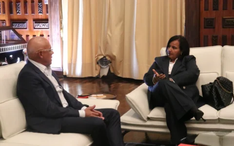 Jorge Rodríguez seated across from Dinorah Figuera during a meeting in Caracas.