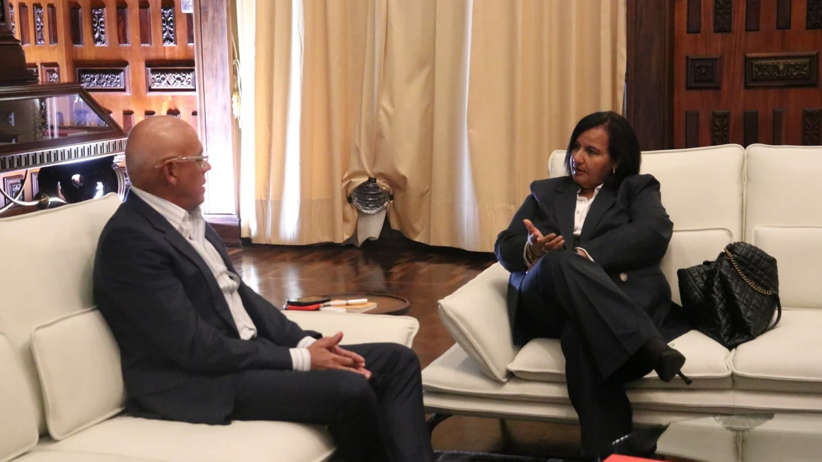 Jorge Rodríguez seated across from Dinorah Figuera during a meeting in Caracas.