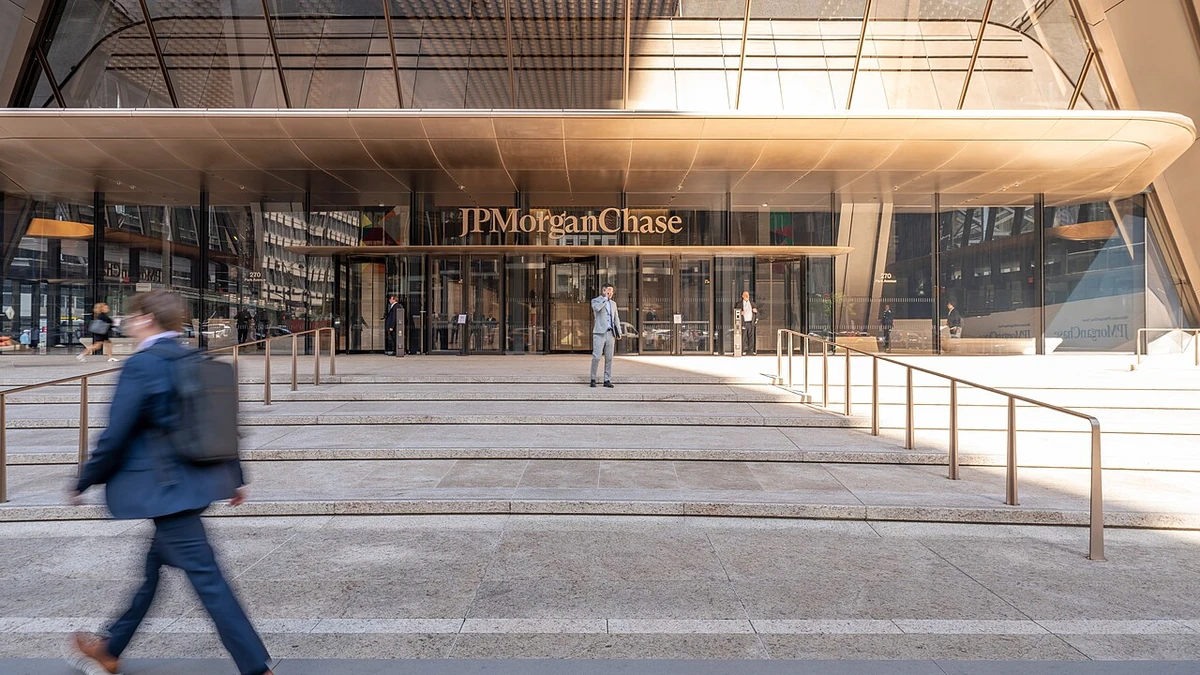 Glass entrance and JPMorgan Chase sign at 270 Park Avenue in New York City, with pedestrians on the steps.