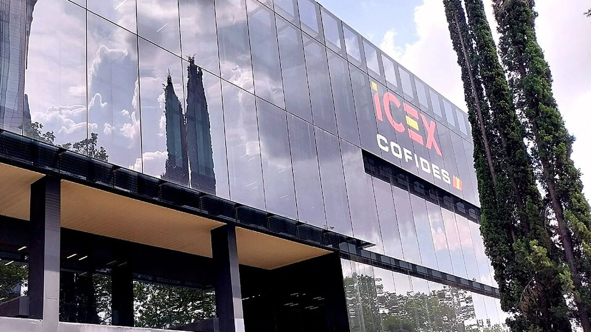 Glass facade of the ICEX and COFIDES offices in Madrid, with ICEX COFIDES signage visible.