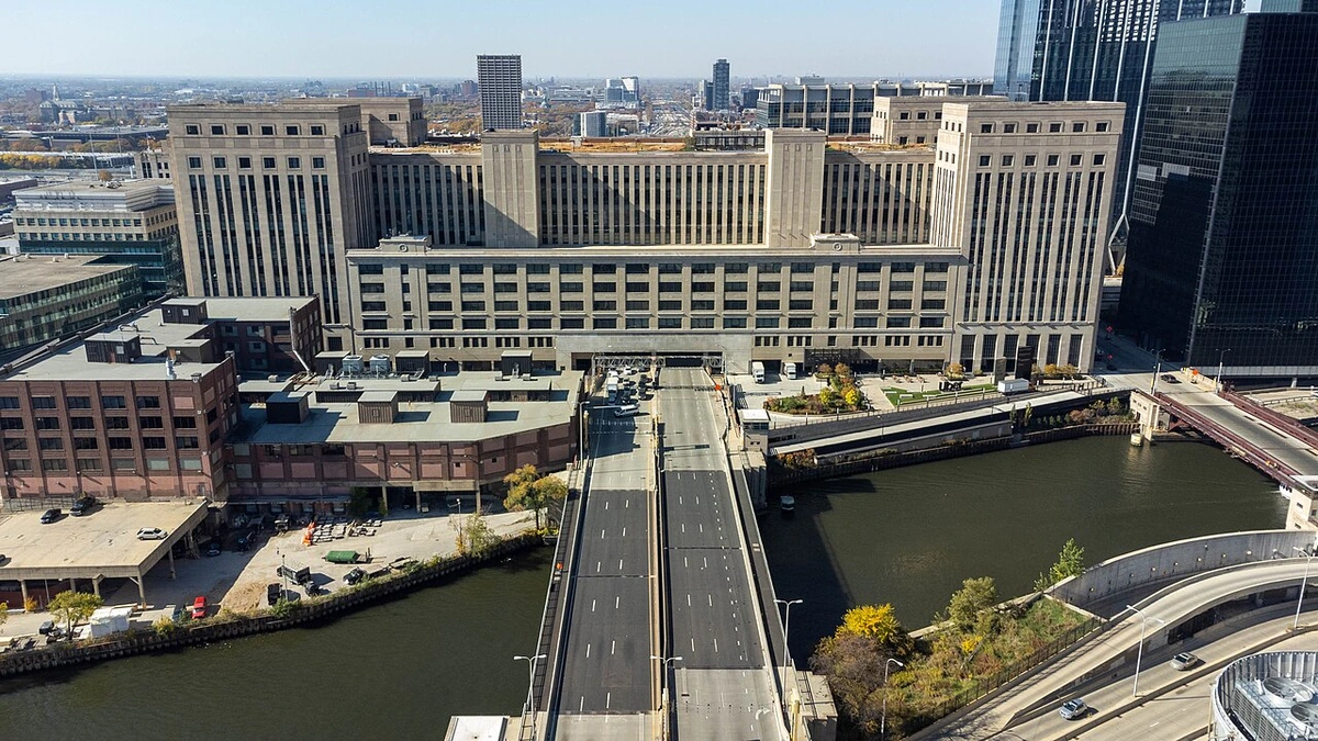 Aerial view of Chicago's Old Main Post Office and the Congress Parkway Bridge.